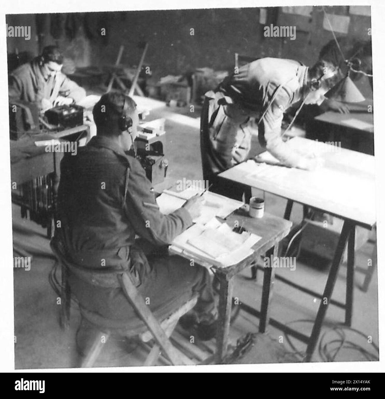 Dans le centre de traçage, l/Bdr. Bodger enregistre les observations de quatre postes de repérage d'artillerie, relayées au sergent Matthews qui les trace sur un tableau de concentration à l'aide de marqueurs. Banque D'Images Dans le centre de traçage, l/Bdr. Bodger enregistre les observations de quatre postes de repérage d'artillerie, relayées au sergent Matthews qui les trace sur un tableau de concentration à l'aide de marqueurs. Banque D'Images