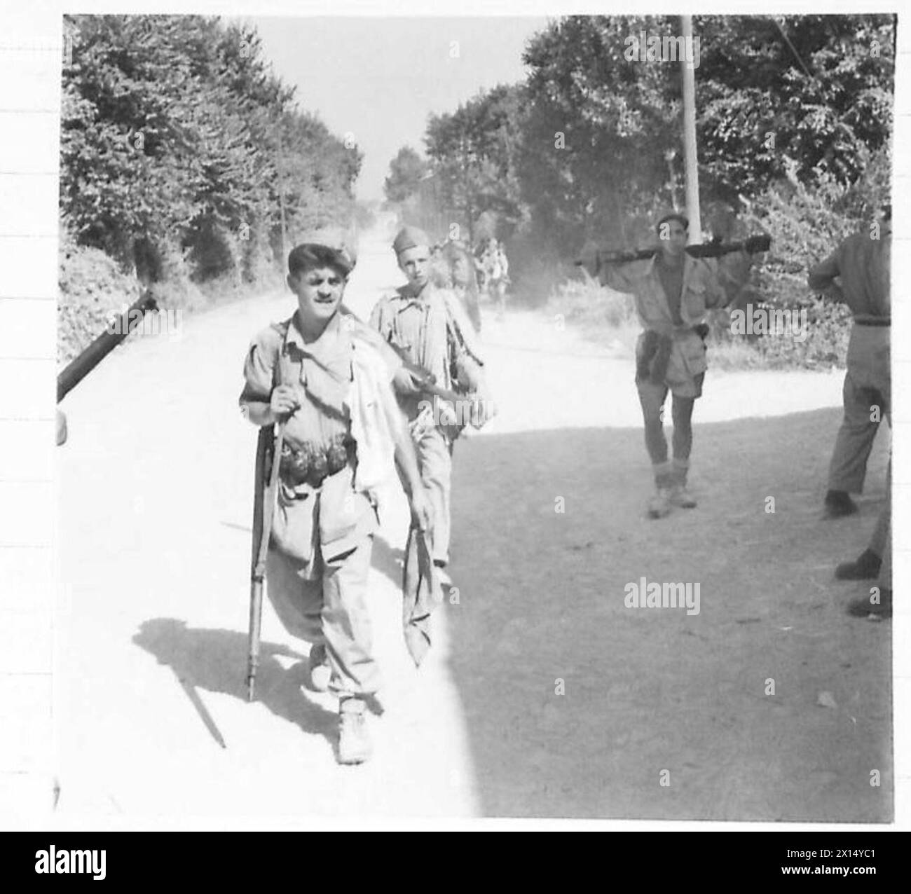 Photographie montrant des troupes polonaises de la 8e armée et de l'infanterie italienne à Pesaro, avec un officier britannique menant des opérations pendant le combat. Banque D'Images