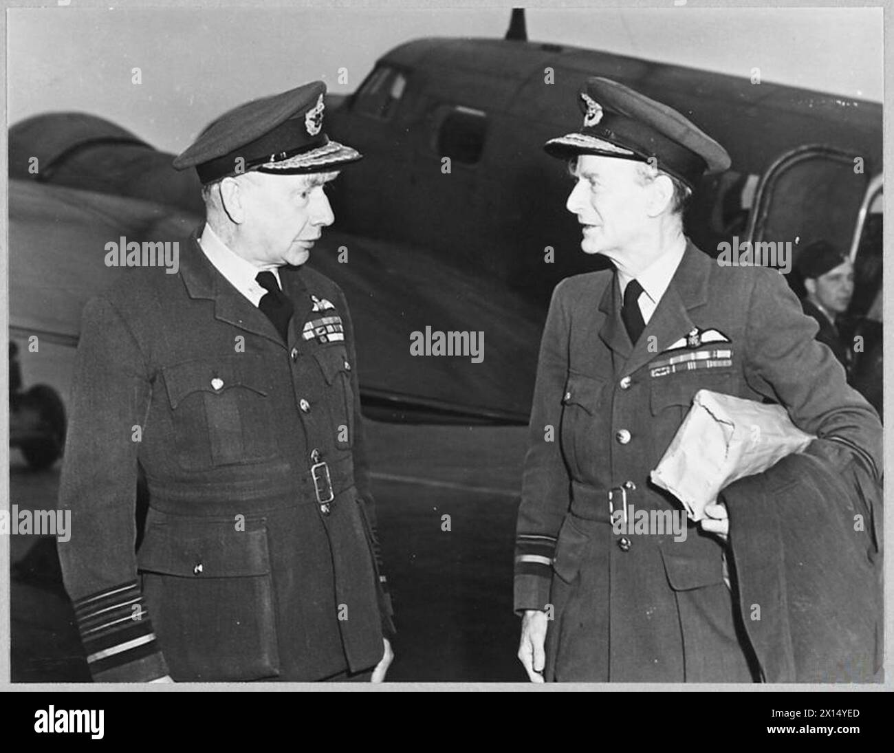 LE HT. L'HON. MALCOLM MACDONALD ARRIVE EN ANGLETERRE - le maréchal en chef de l'air Sir Frederick W. Bowhill, GBE., KCB., CMC., DSO. A.O.C-in-C transport Command [à gauche] discutant avec le vice-maréchal de l'air L.D.D. McKean, CB., OBE., chef de la mission de liaison aérienne du Royaume-Uni dans l'Aviation royale du Canada Banque D'Images