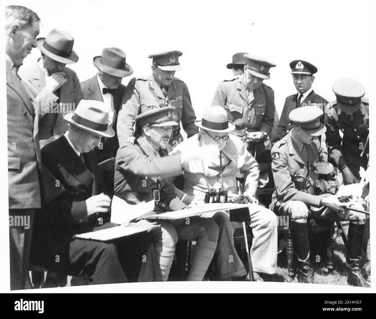 Le premier ministre observe un exercice simulé de bataille tandis que le général Sir Alan Brooke, commandant des Home Forces, fait un exposé. Banque D'Images
