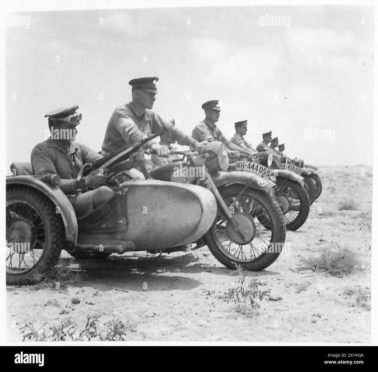 Les troupes conduisent des motos avec des side-cars capturés aux Allemands à Sollum ; un soldat porte un canon Tommy allemand capturé Banque D'Images