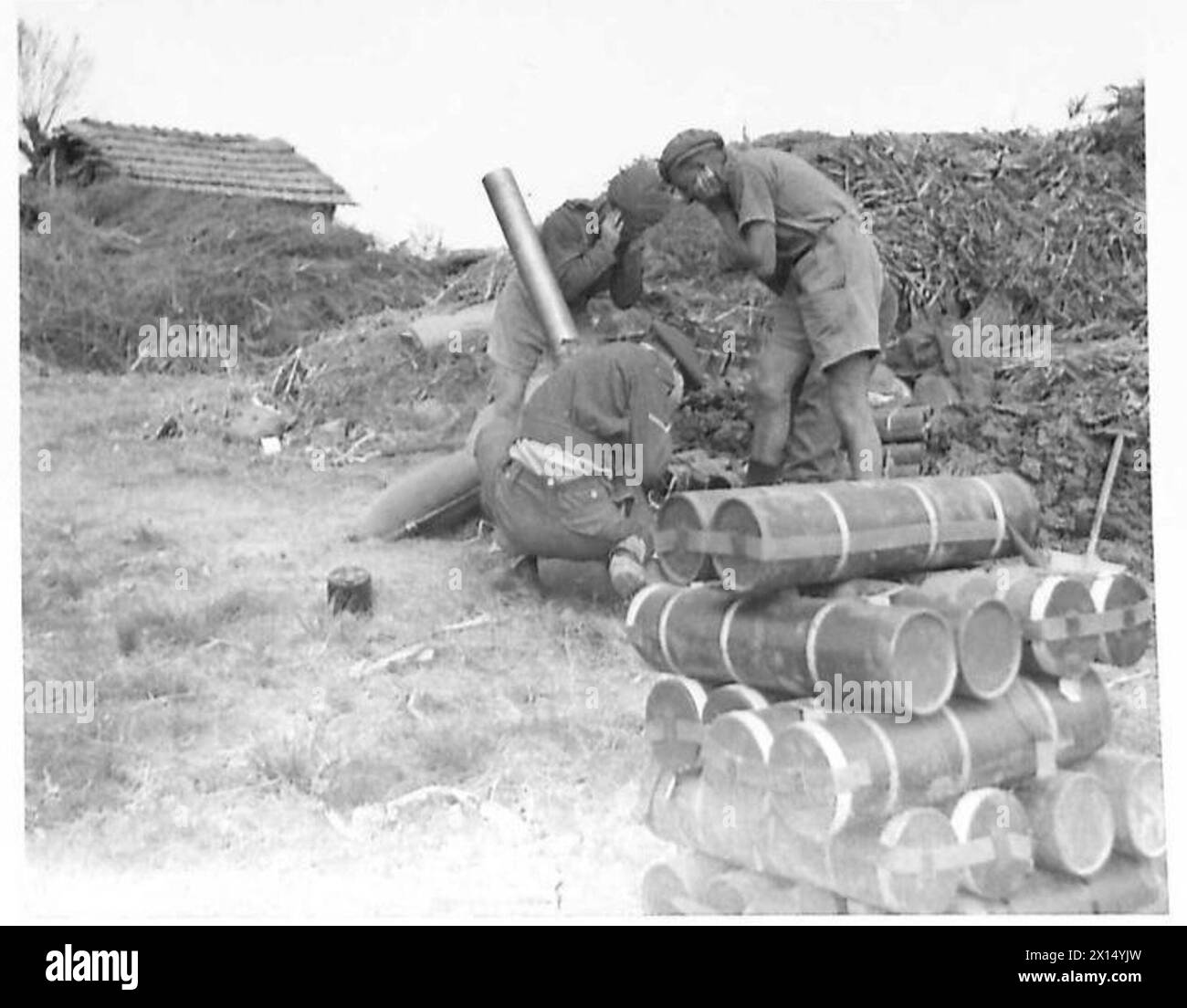Des mortiers de 4,2 pouces sont en action lors de l'avancée de la 8e armée à l'approche de la rivière Sillaro sous la supervision de l'armée britannique. Banque D'Images