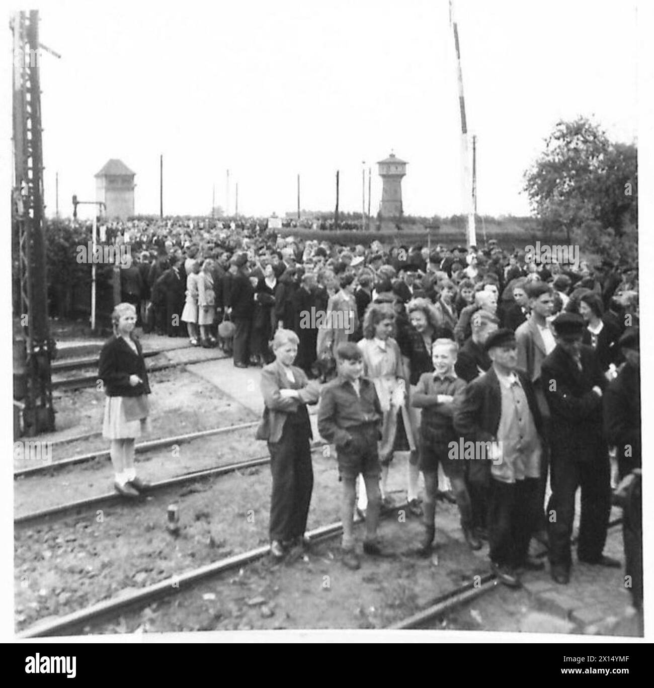 En mai 1945, la population de Burgsteinfurt, en Allemagne, a été rassemblée et a défilé pour voir des films de Belsen et Buchenwald sous ordre militaire pour illustrer l'impact des camps de concentration nazis. Banque D'Images