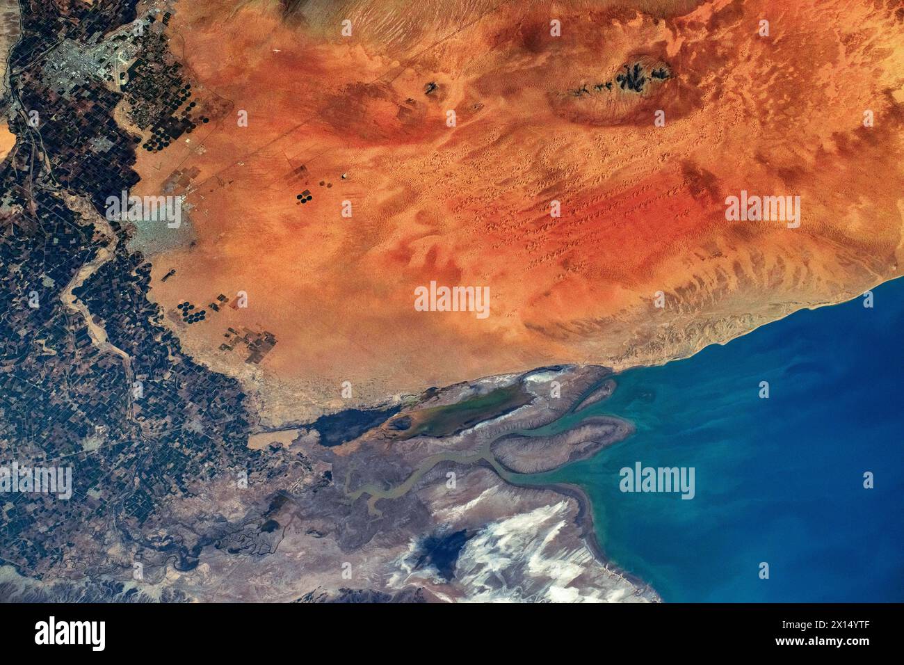 Caractéristiques terrestres et côtières dans le golfe de Californie, Mexique. Amélioration numérique d'une image par la NASA Banque D'Images