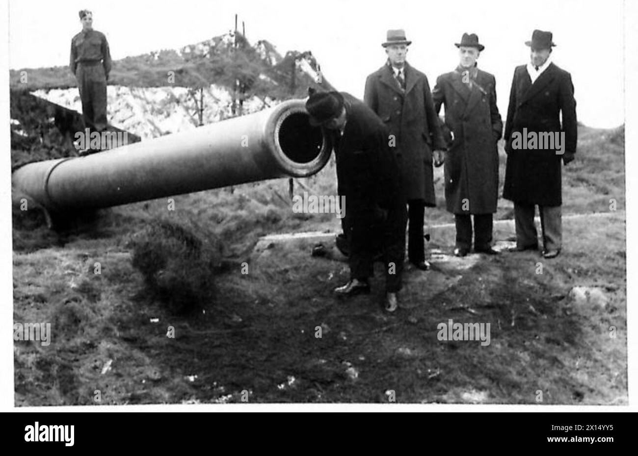 Les délégués parlementaires sud-africains inspectent le canon du fusil Cross Channel connu sous le nom de "Winnie". Banque D'Images