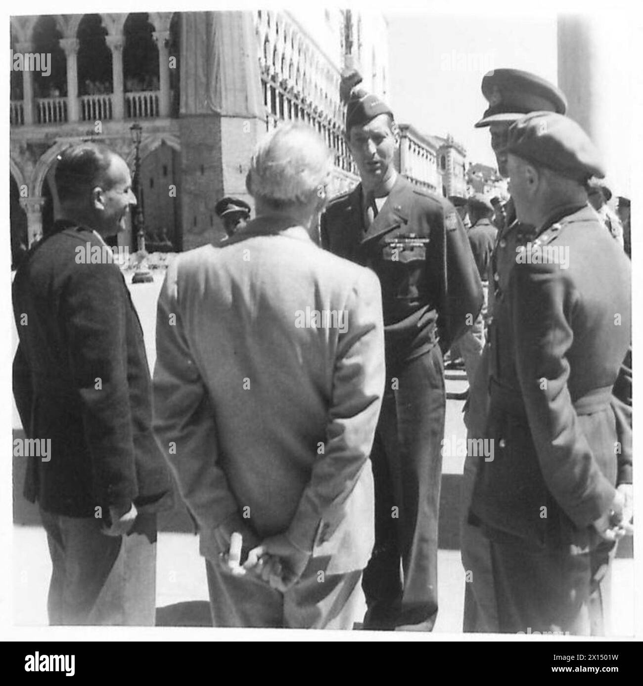 Le général Clark rencontre deux chefs partisans à Venise, reconnaissant leur rôle dans la prévention de la destruction de la ville par les forces allemandes, l'armée britannique. Banque D'Images