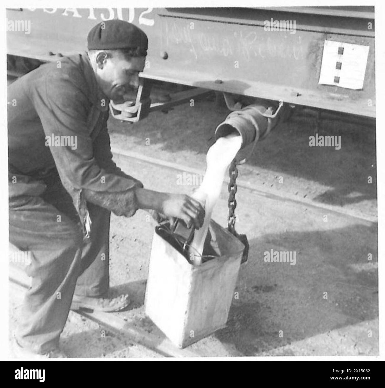 Un échantillon de réservoir est prélevé pendant les opérations de la North Africa Bulk Petroleum Storage Company, sous la supervision de l'armée britannique. Banque D'Images