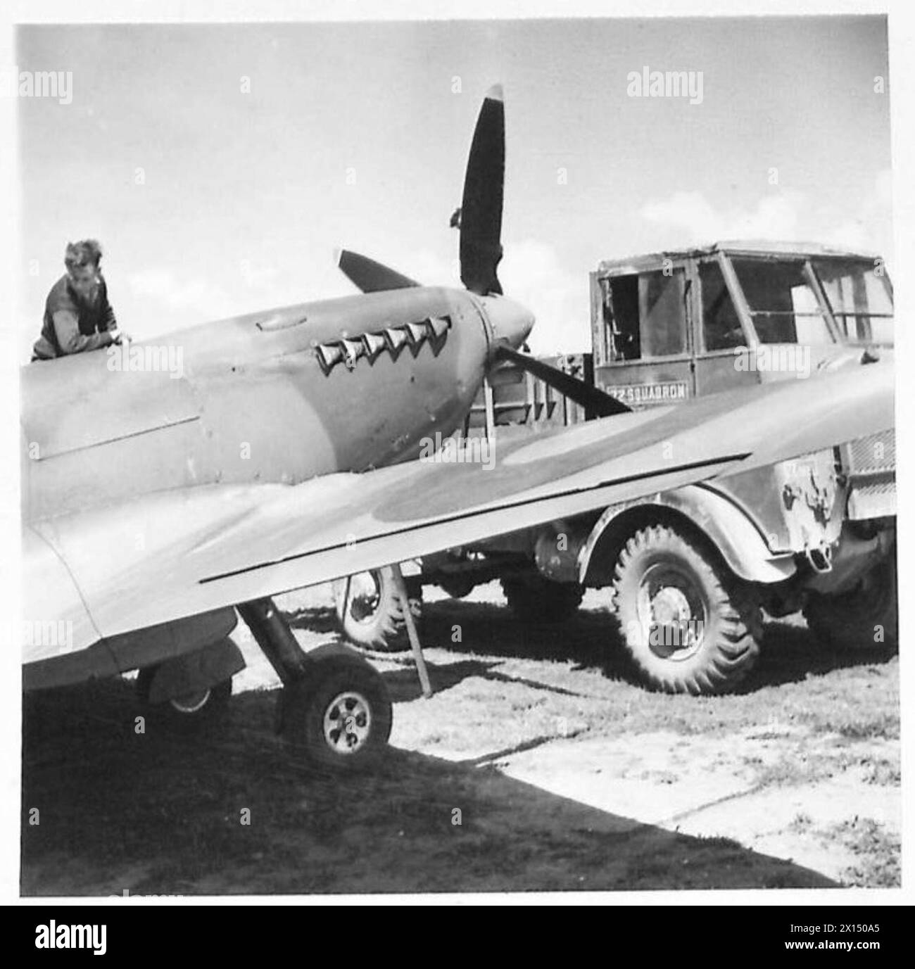 Le personnel de la RAF effectue des opérations de ravitaillement sur la piste d'atterrissage d'Anzio sous le contrôle de la Cinquième armée, avec le soutien de l'armée britannique. Banque D'Images
