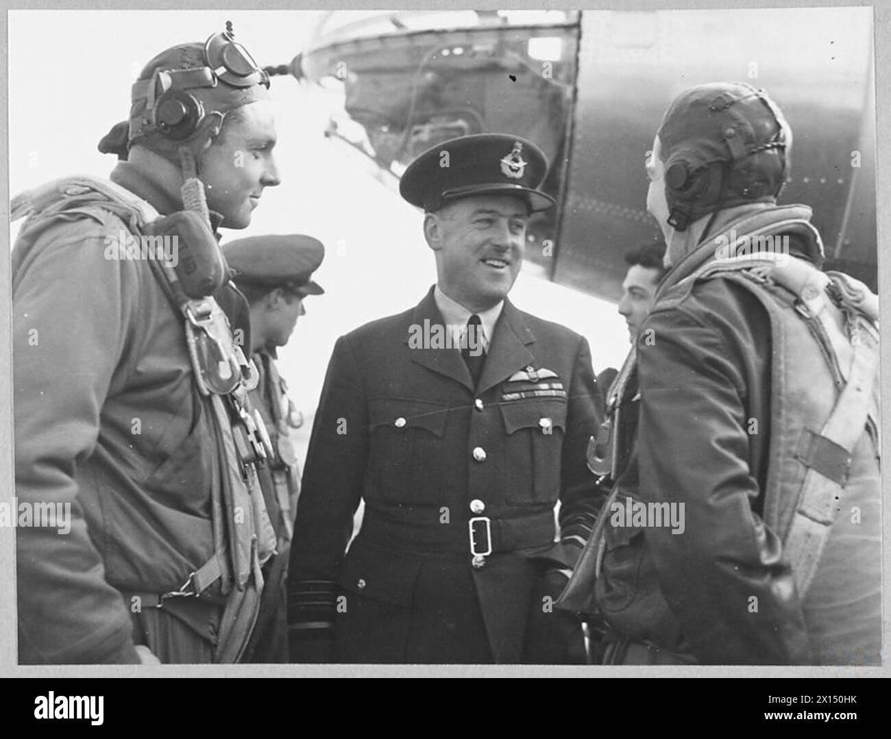 AIR CHIEF MARSHAL SIR STRAFFORD LEIGH-MALLORY, KCB., DSO., INSPECTE L'AILE AMERICAN MARAUDER - photo (publiée en 1944) montre - le commandant en chef de l'Air parlant au capitaine Haley [à gauche] et à son équipage Royal Air Force Banque D'Images