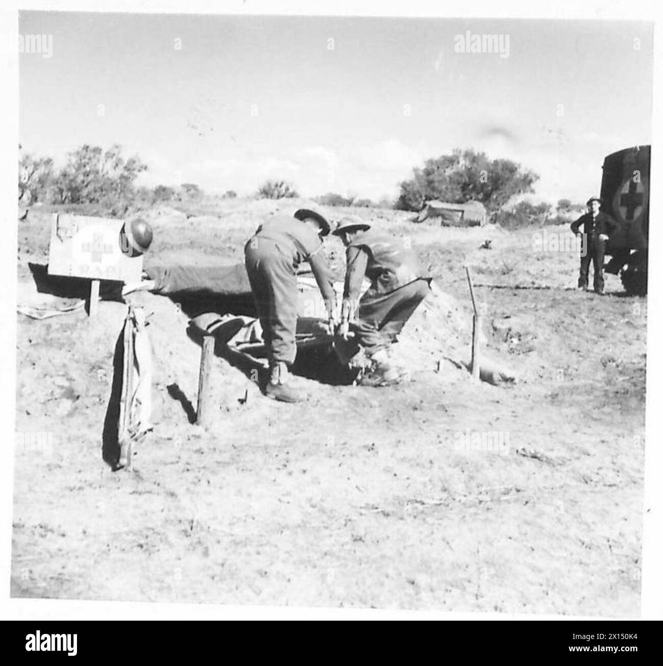 CINQUIÈME ARMÉE : ANZIO BRIDGEHEADDEFEATING LA BOMBE ANTIPERSONNEL - le poste d'aide régimentaire du 113e régiment de campagne, R.A., a également été mis sur le terrain pour protéger les blessés pendant qu'ils sont soignés. Une affaire de civière est transportée dans l'armée britannique de la R.A.P Banque D'Images