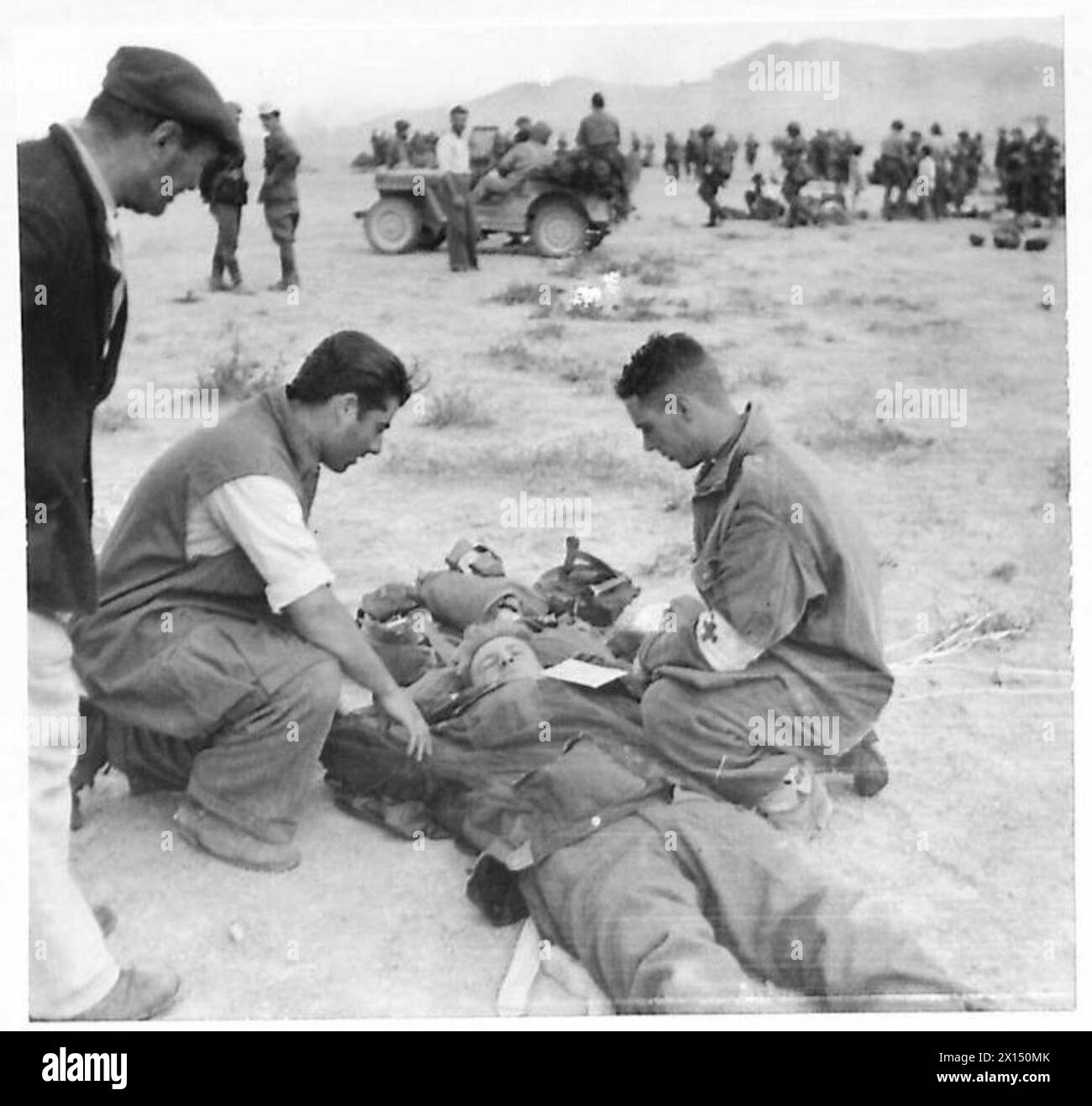 Les parachutistes britanniques commencent l'opération 'Manna' tandis que des civils grecs assistent un parachutiste blessé. Banque D'Images