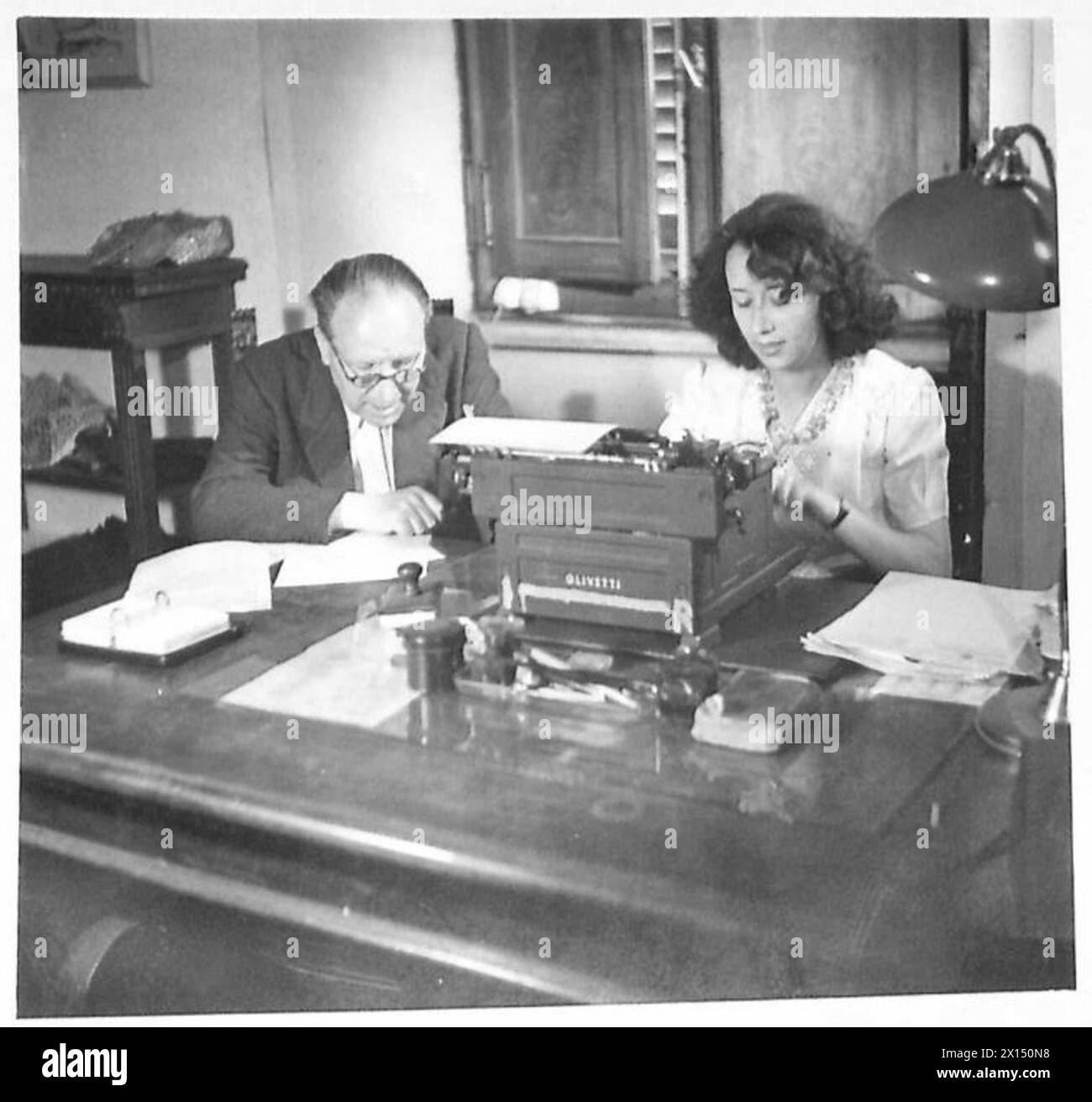 ROME : 'MAINTENANT ILS PEUVENT PARLER' - Signor Di Petro-Guideppe au travail traduisant quelques nouvelles. Il a réalisé trois films britanniques en 1913, depuis quand il a été agent pour Eastaway Jones Ltd, Coal Merchants, en Italie British Army Banque D'Images