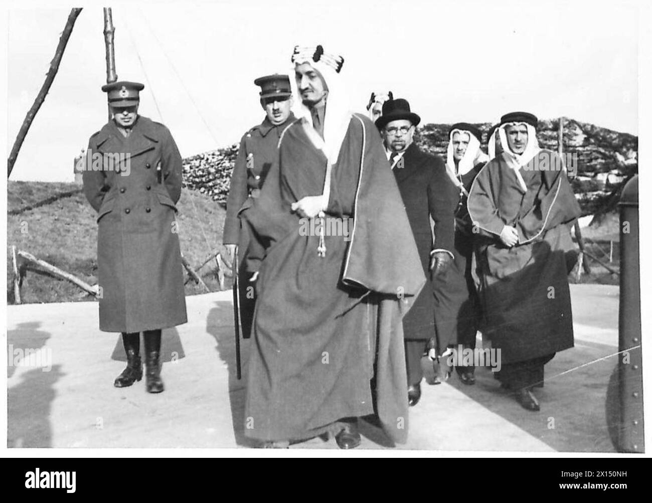 L'émir Feisal bin 'Abd al-'Aziz et le ministre saoudien Sheikh Hafiz Wahba se rendent à Douvres et observent les opérations sur un site côtier d'armes à feu. Banque D'Images
