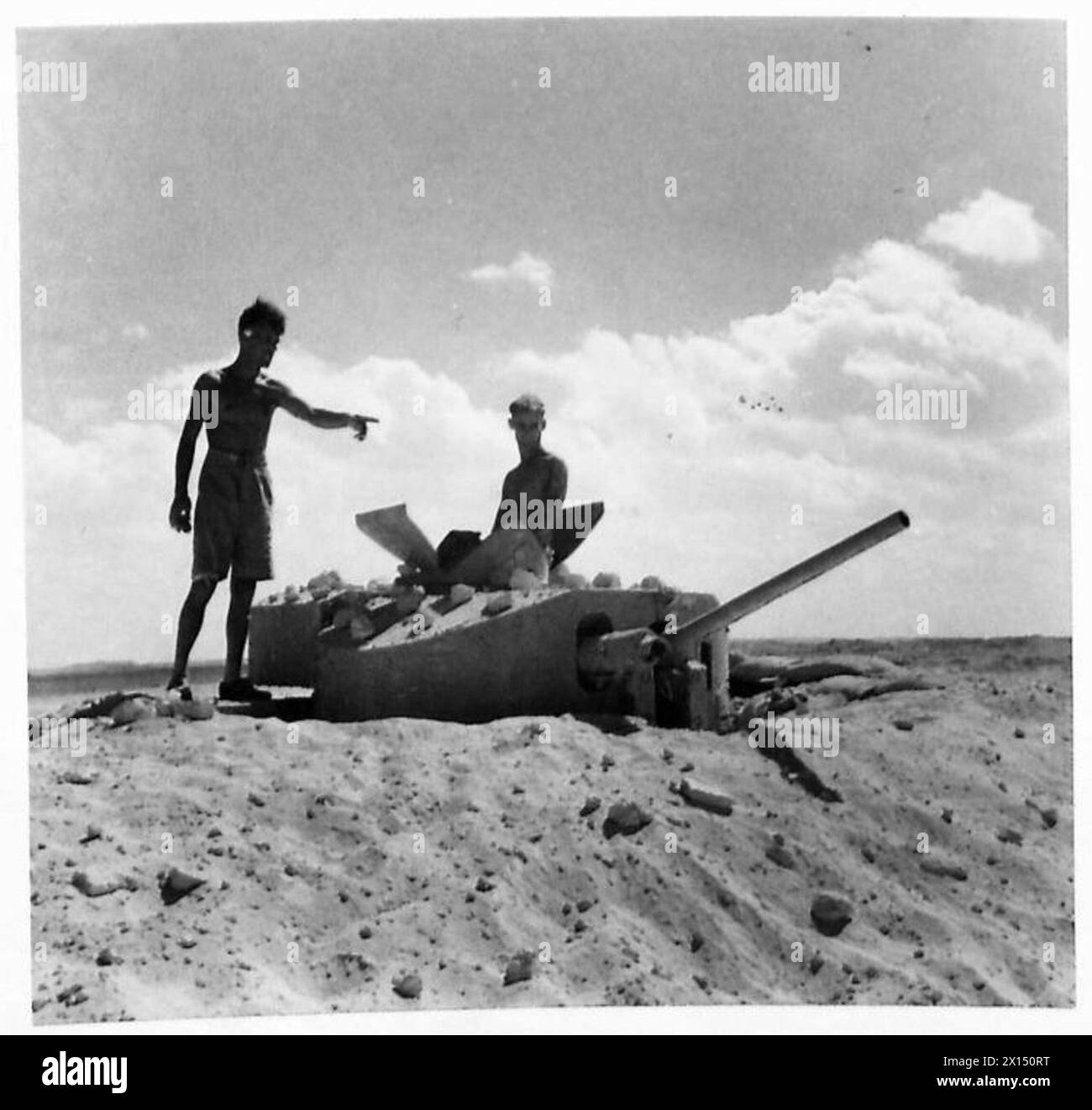 Dans le désert occidental, un char enterré est utilisé comme arme antichar par les forces de l'armée britannique, documenté dans des photographies militaires officielles. Banque D'Images