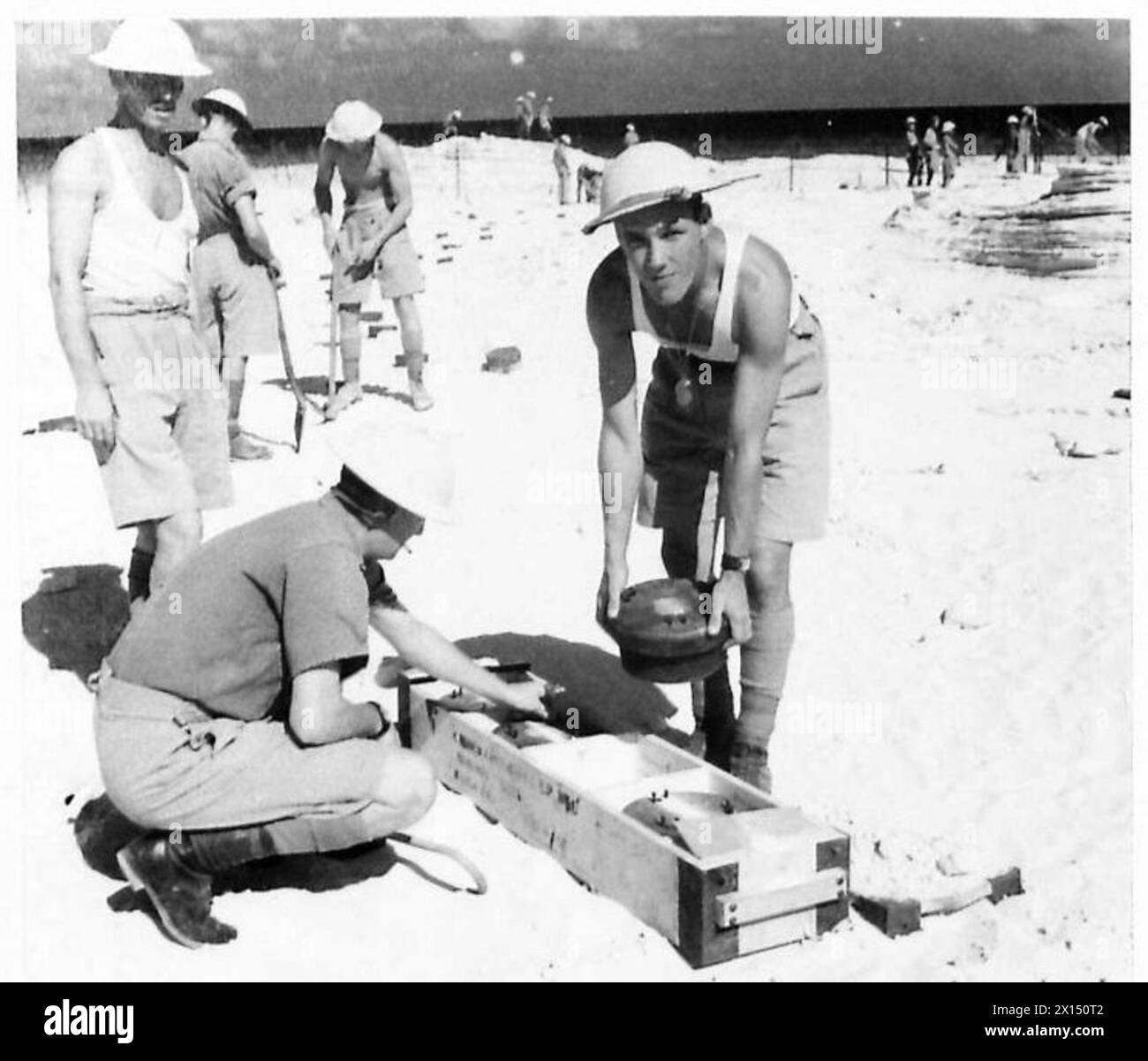 Le personnel de l'armée britannique ouvre une boîte de mines terrestres en vue de leur déploiement dans le désert occidental. Banque D'Images