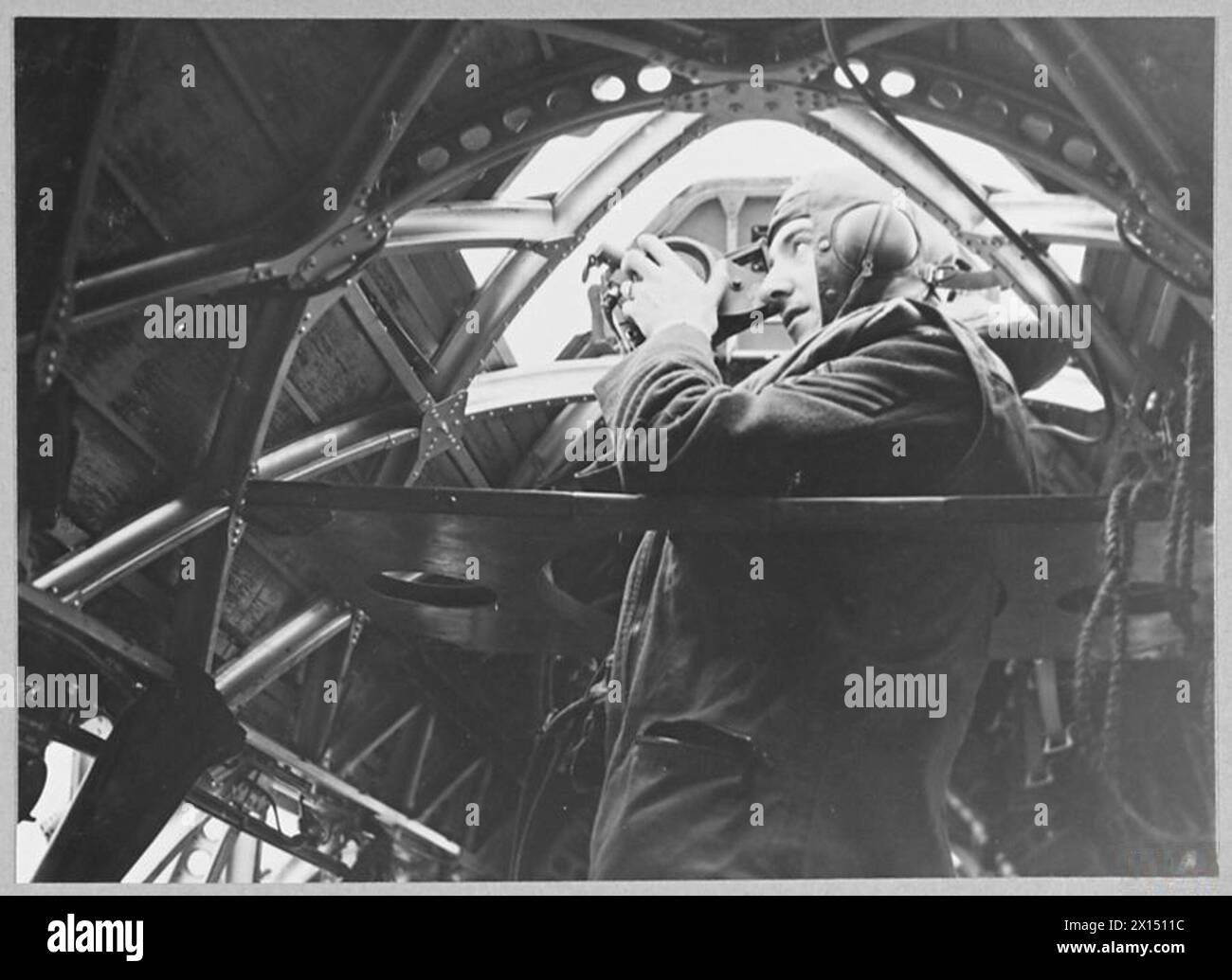 Un navigateur sergent de la RAF effectue une navigation céleste à l'aide d'un sextant pendant le vol record en temps de guerre. Banque D'Images