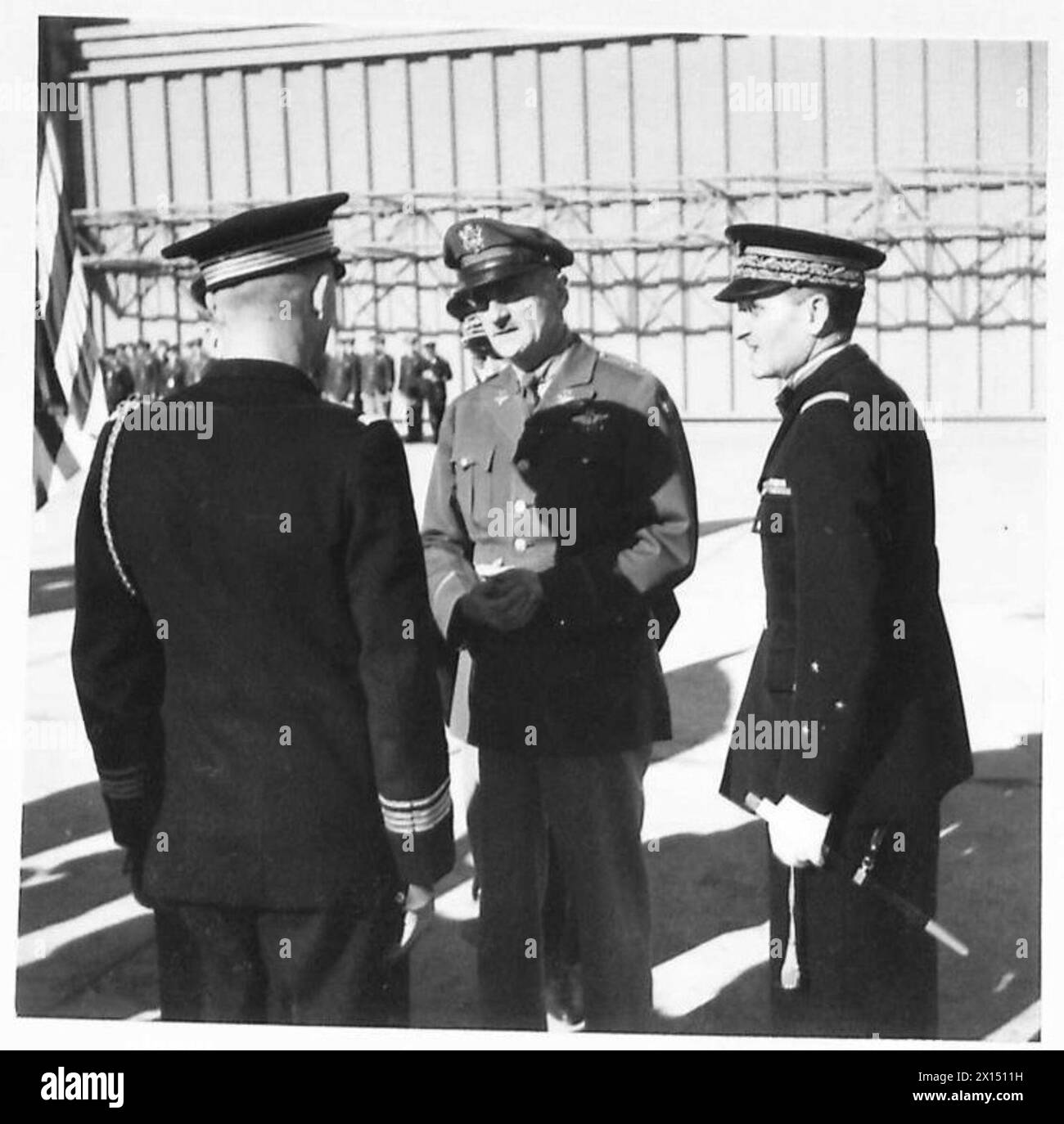 Le major-général Carl Spaatz, commandant de la 8e armée de l'air américaine, et le général Jean-Achille-Henri Mendigal, C-en-C de l'armée de l'air française en Afrique du Nord, s'entretiennent avec un pilote français lors de la présentation de treize avions P-40 Curtiss Warhawk à l'escadrille Lafayette française à Maison Blanche le 9 janvier 1943, campagne de Tunisie. Banque D'Images
