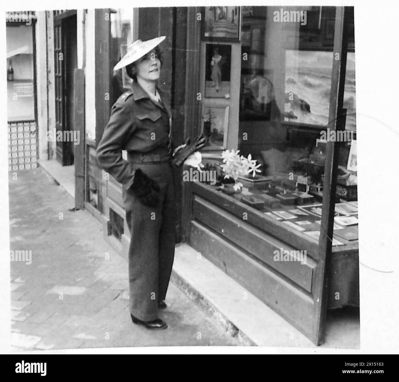 Sœur B. Baker de l'hôpital général de la base No.2 d'Écosse est photographiée dans une rue de Capri pendant un congé d'une journée. Banque D'Images Sœur B. Baker de l'hôpital général de la base No.2 d'Écosse est photographiée dans une rue de Capri pendant un congé d'une journée. Banque D'Images