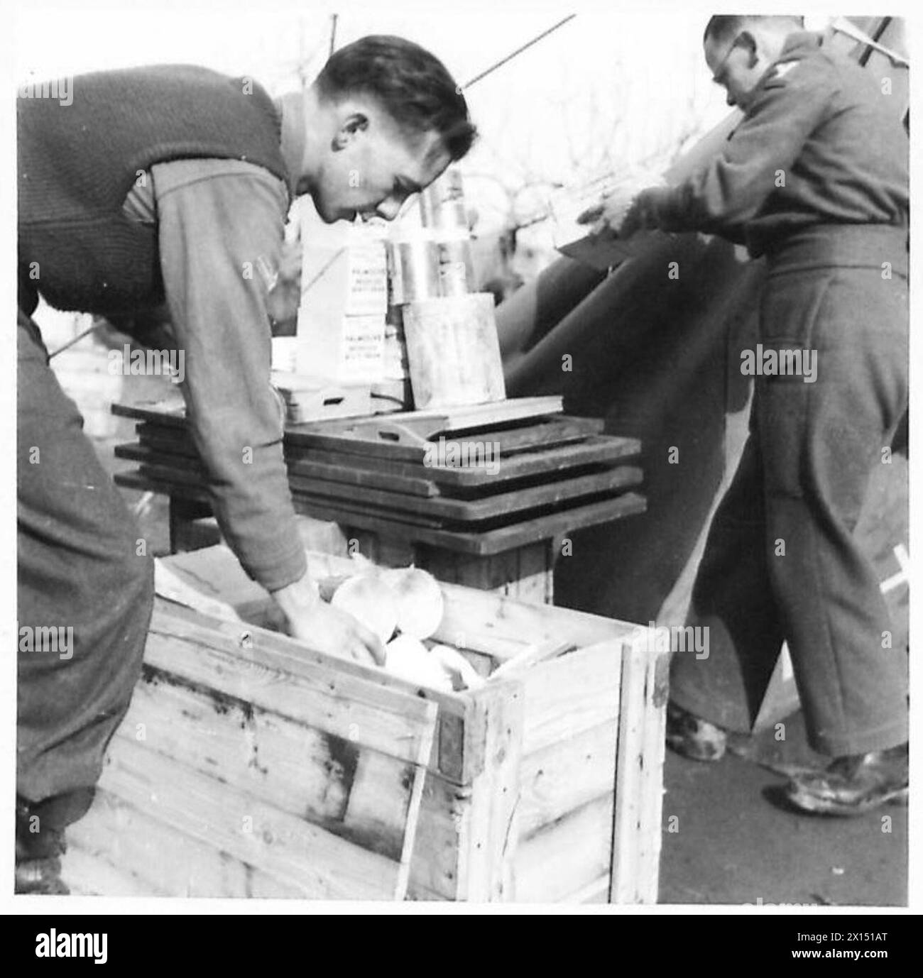 Le QMS Buckton inspecte les cadeaux de la Croix-Rouge pour les soldats blessés tandis que le l/Cpl. Harding emballe les objets dans un fourgon utilitaire pour le transport. Banque D'Images
