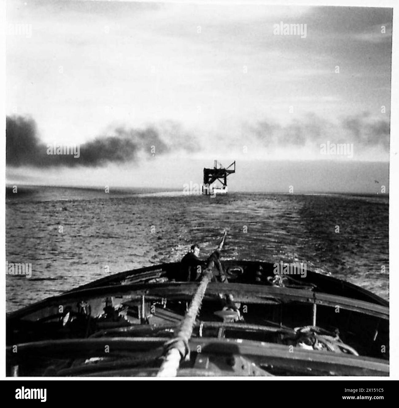 Le navire de l'armée britannique Hippo No.1 est remorqué de Liverpool à Rig Bay dans le cadre d'une mission spéciale impliquant le personnel et la coordination navale. Banque D'Images