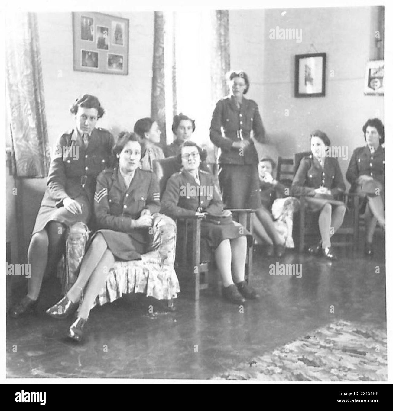 Une soldat de l'ATS exprime son point de vue sur la liberté de la presse dans le cadre du Bureau des affaires courantes de l'armée. Banque D'Images