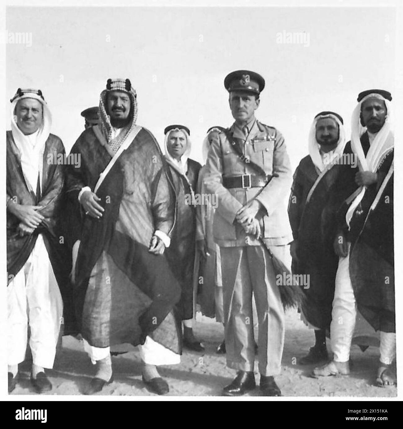Le général Paget, commandant en chef, rencontre le roi Abd al-'Aziz Ibn Saoud, ainsi que le ministre britannique et les conseillers du roi. Banque D'Images