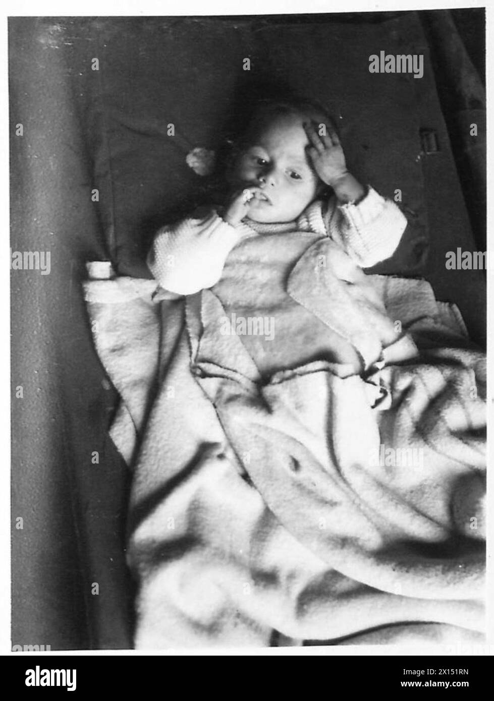 Les enfants orphelins touchés par la guerre souffrent de malnutrition et reçoivent des soins de volontaires français sous la direction de médecins de l'armée britannique, avec un journal gratuit en cours d'impression pour diffusion d'informations, 21e Groupe d'armées. Banque D'Images