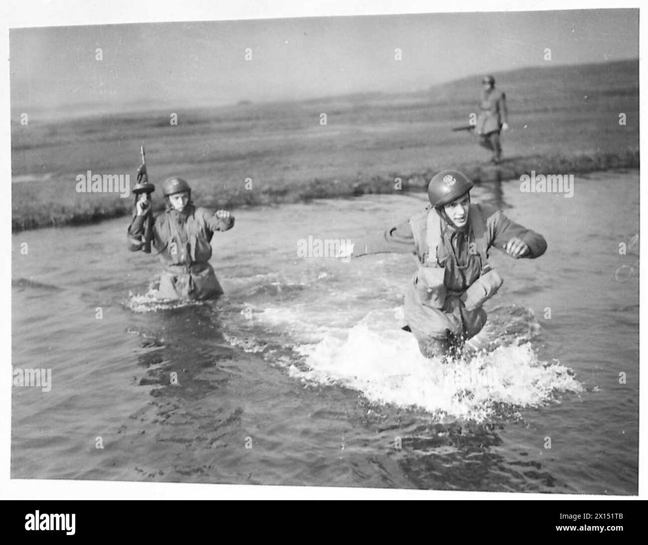 Deux parachutistes traversent une rivière à cheval lors d'exercices à Elie, Fifeshire, l'un portant une mitrailleuse Thompson, 4e brigade de fusiliers cadre, armée polonaise, 1940-1947. Banque D'Images