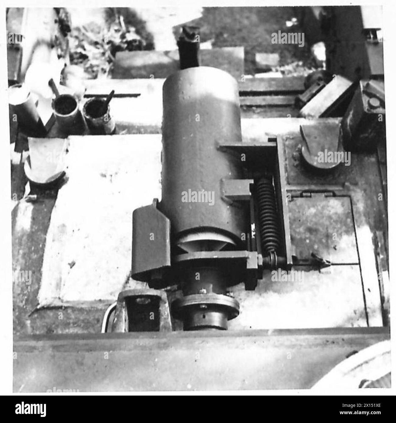 PRÉPARATIFS POUR LE DEUXIÈME FRONT - les chars Churchill pour la 79e Escadron R.ES. 3e Division sont équipés d'une arme secrète, le mortier Petard Spigot. Il est comme un grand PIAT et tire une bombe de 40 lb, un buster de fortification. Les photogs montrent diverses vues du canon et de la bombe, comment le canon est chargé de l'intérieur du cockpit et aussi la bombe en position British Army Banque D'Images