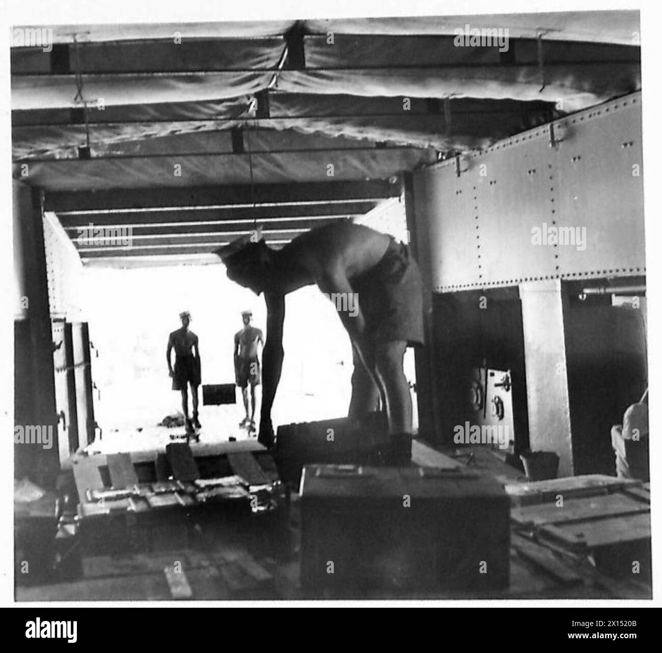 Des vivres et des munitions sont chargés à bord d'un navire pour être transportés à Tobrouk par le personnel de l'armée britannique. Banque D'Images