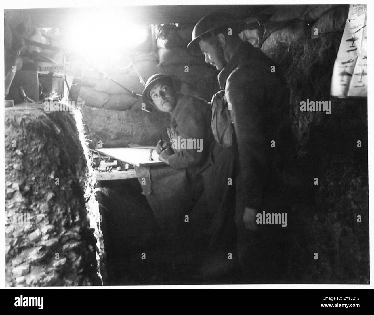 Un tableau de traçage de cibles a été utilisé dans un poste de commandement pour suivre et enregistrer les positions et les mouvements ennemis, maintenu par l'armée britannique. Banque D'Images