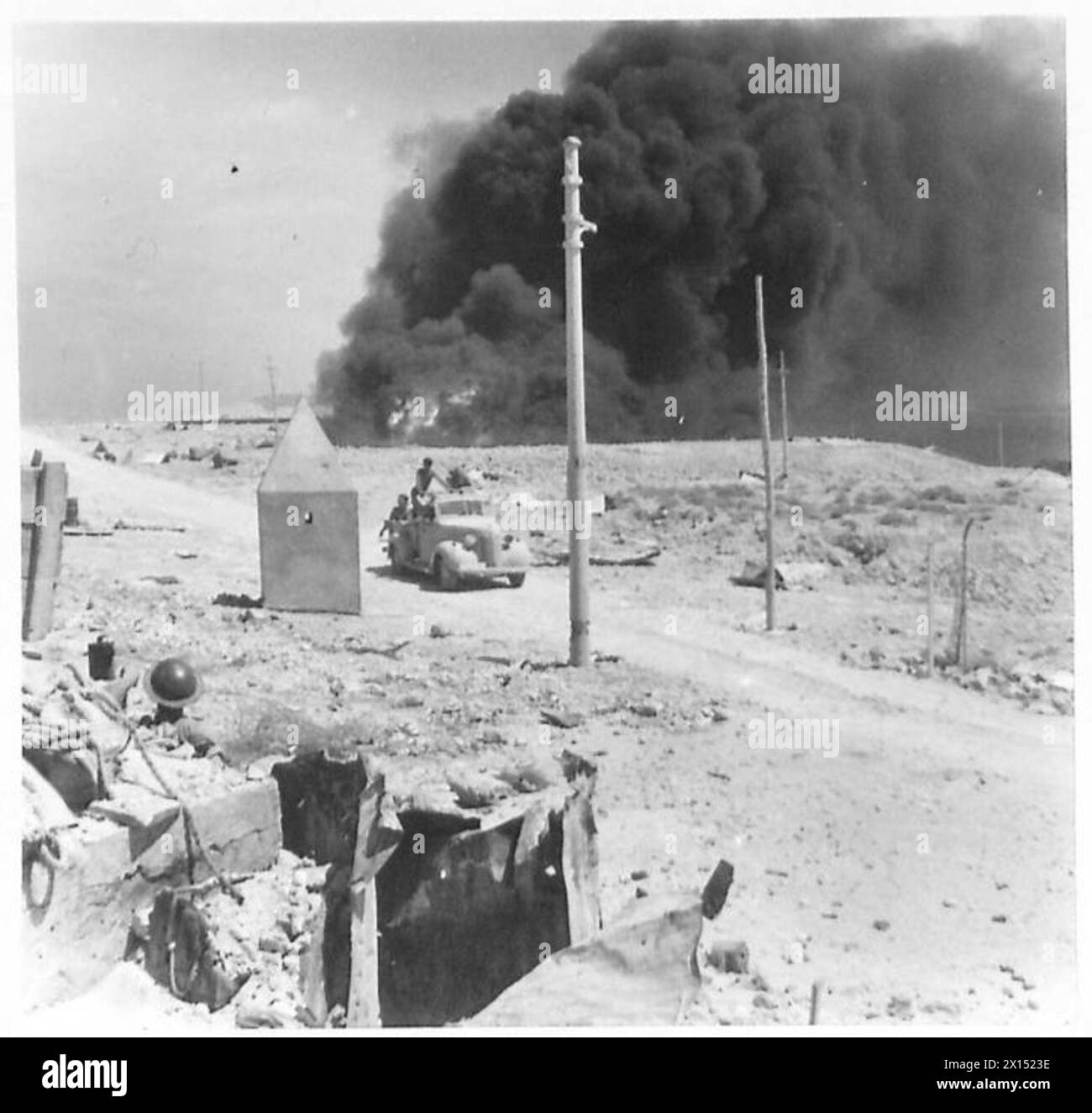 Un incendie à Tobrouk causé par un obus d'un canon ennemi à longue portée heurtant un char de pétrole lors d'opérations militaires. Banque D'Images