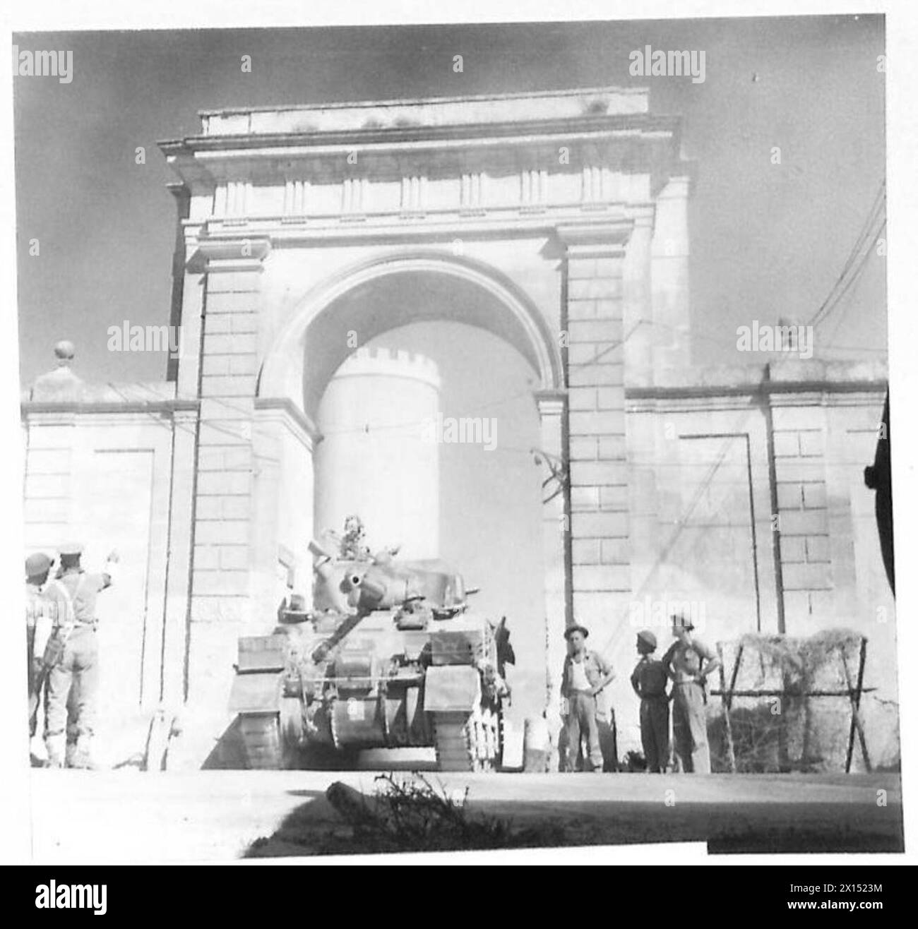 Un char de l'armée britannique traverse la ville de Cassibile lors d'opérations en Italie entre 1942 et 1946. Banque D'Images