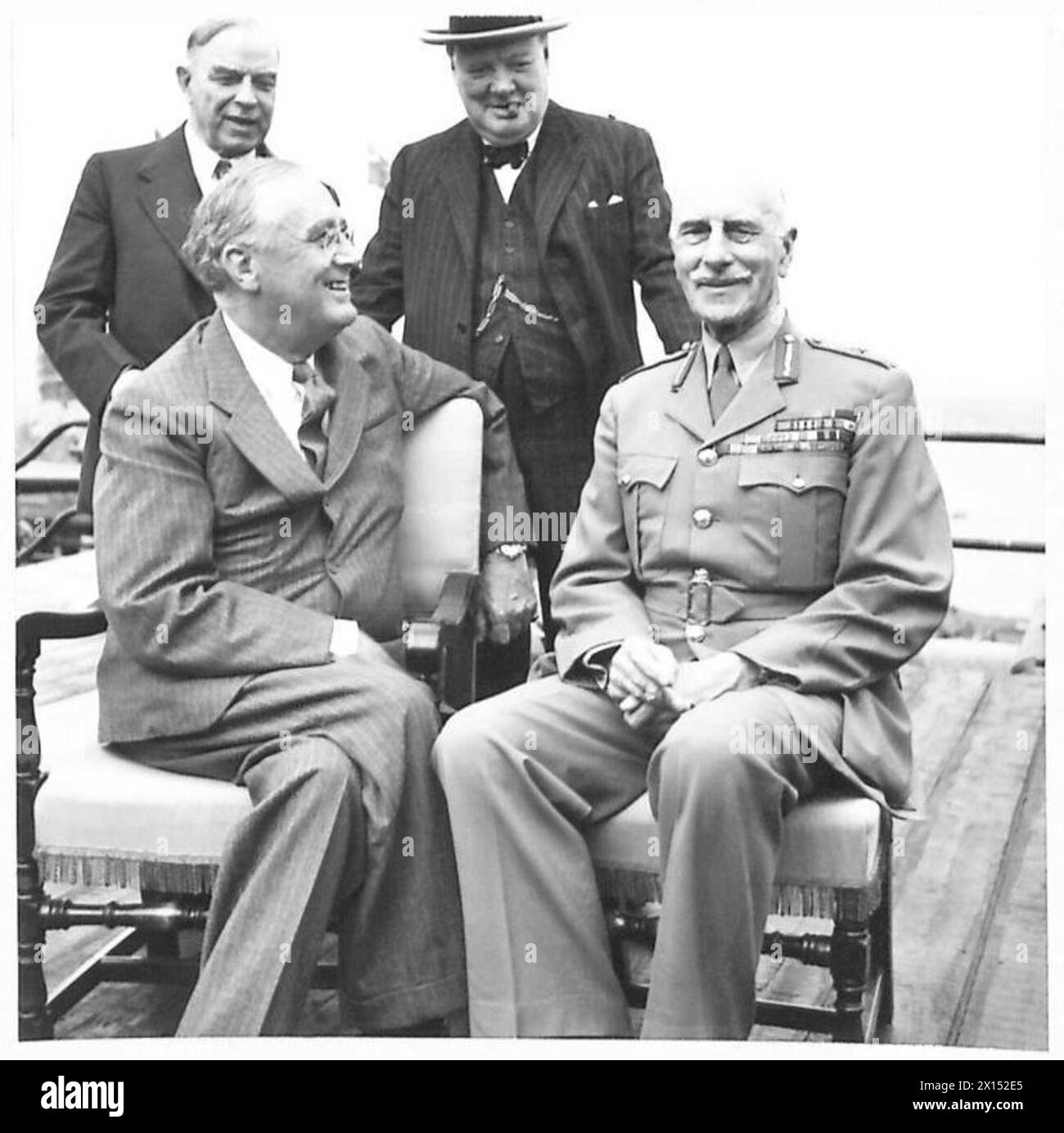 Le président Roosevelt et le M.R. Churchill assistent à une réunion officielle à Québec avec Mackenzie King et le gouverneur du Canada, comte d'Athlone. Banque D'Images