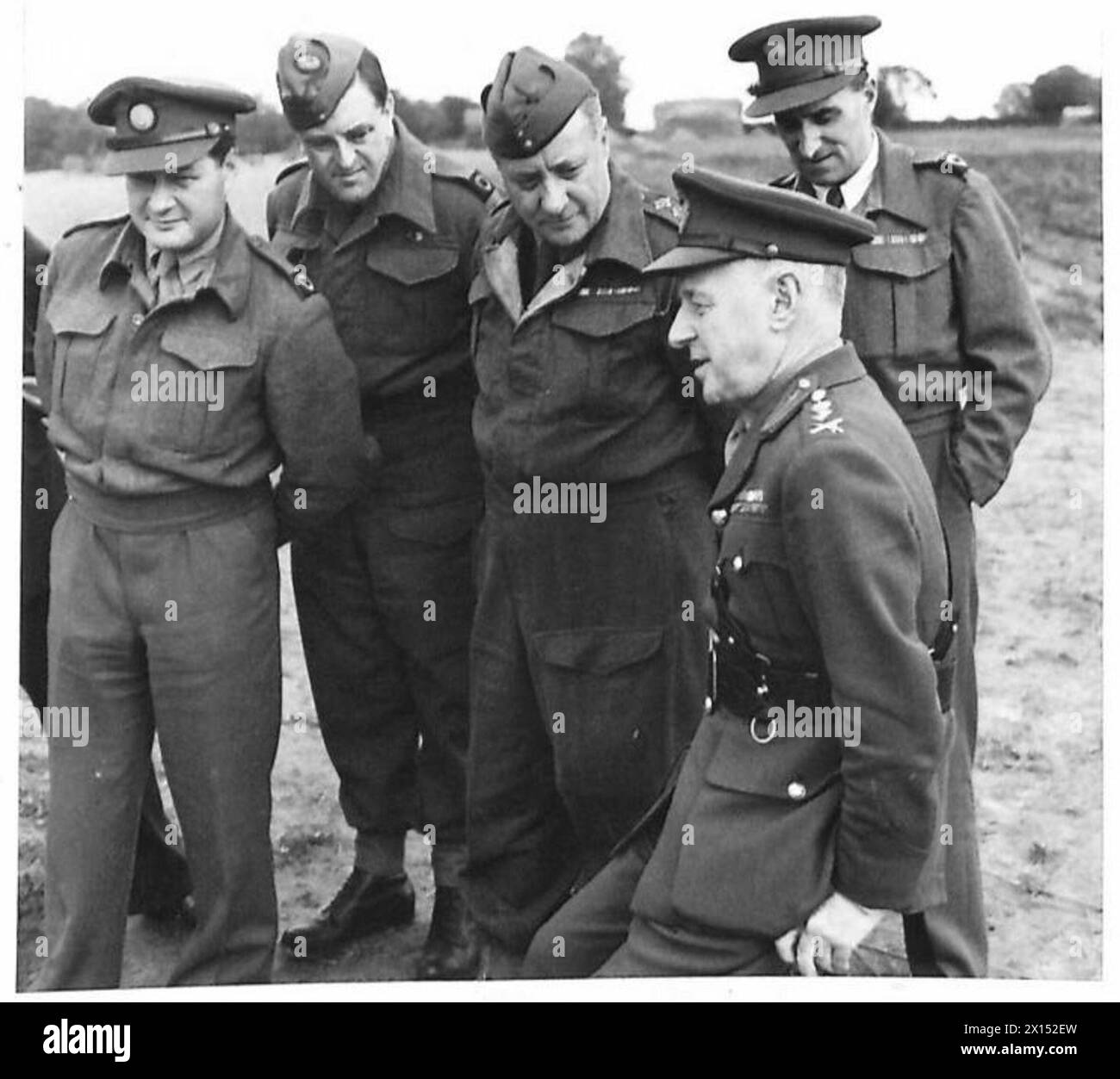 Les correspondants de guerre observent un site de canons anti-aériens lourds tandis que le général Sir Frederick pile, GOC-in-C A.A. Command, discute des mesures de défense contre les bombes robotisées de l'armée britannique. Banque D'Images