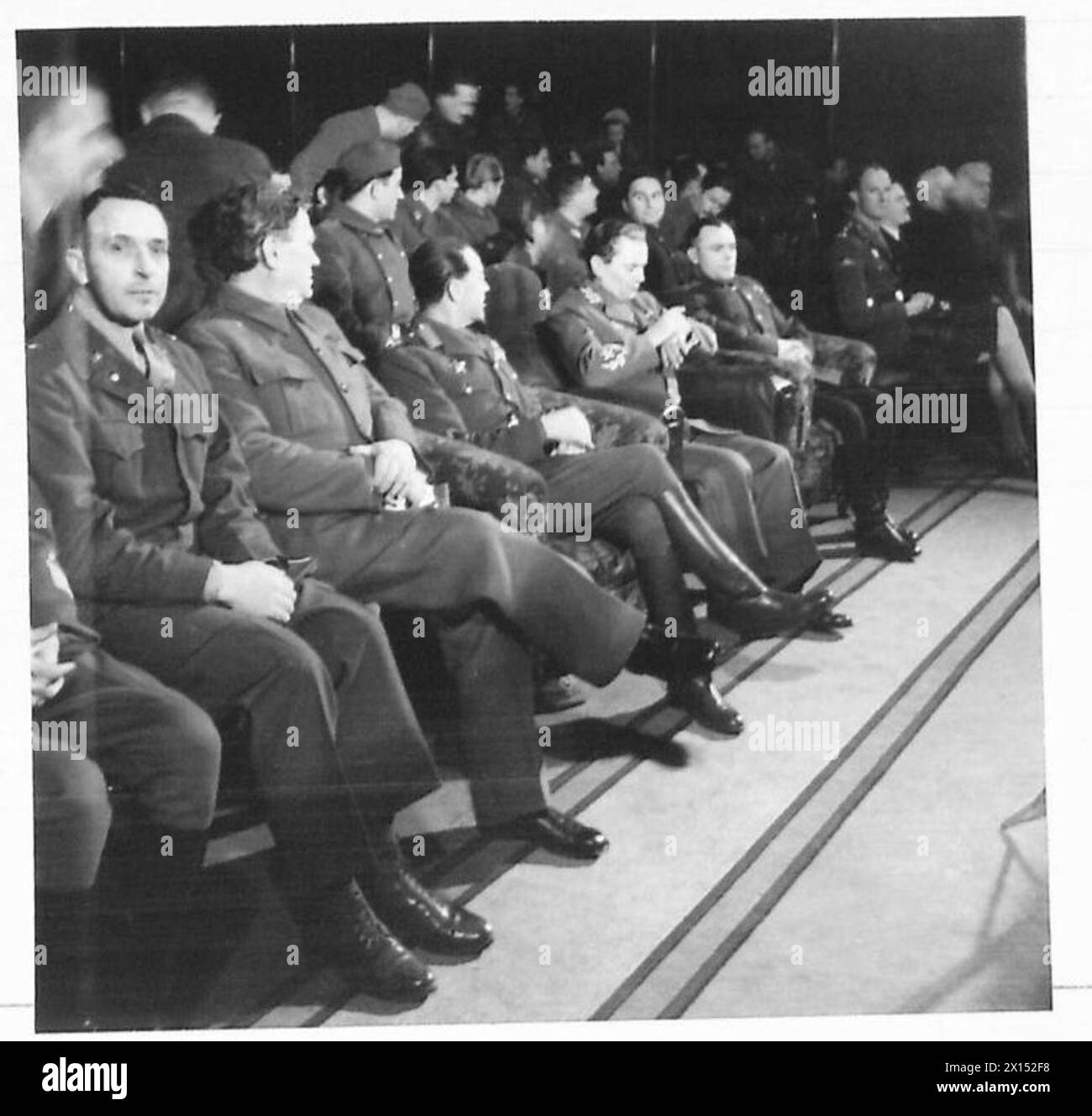 Le maréchal Alexander rencontre le maréchal Tito en Yougoslavie, accompagné des généraux Meniitzer, Dr Rimka et Kiselev, représentant l'armée britannique et les dirigeants militaires alliés. Banque D'Images