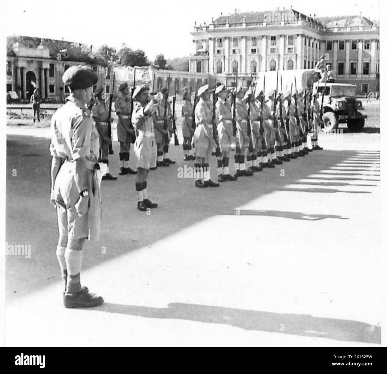 VIENNE : RELÈVE DE LA GARDE - les Fusiliers du Lancashire présentent des armes alors que le changement est fait armée britannique Banque D'Images