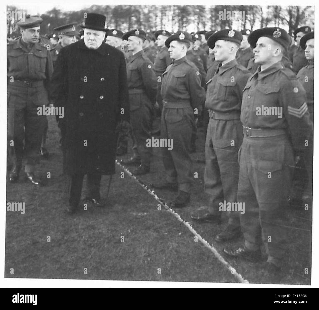 LE PREMIER MINISTRE DANS LE YORKSHIRE - le premier ministre descend les rangs d'un bataillon de l'armée britannique des Borderers écossais du roi Banque D'Images