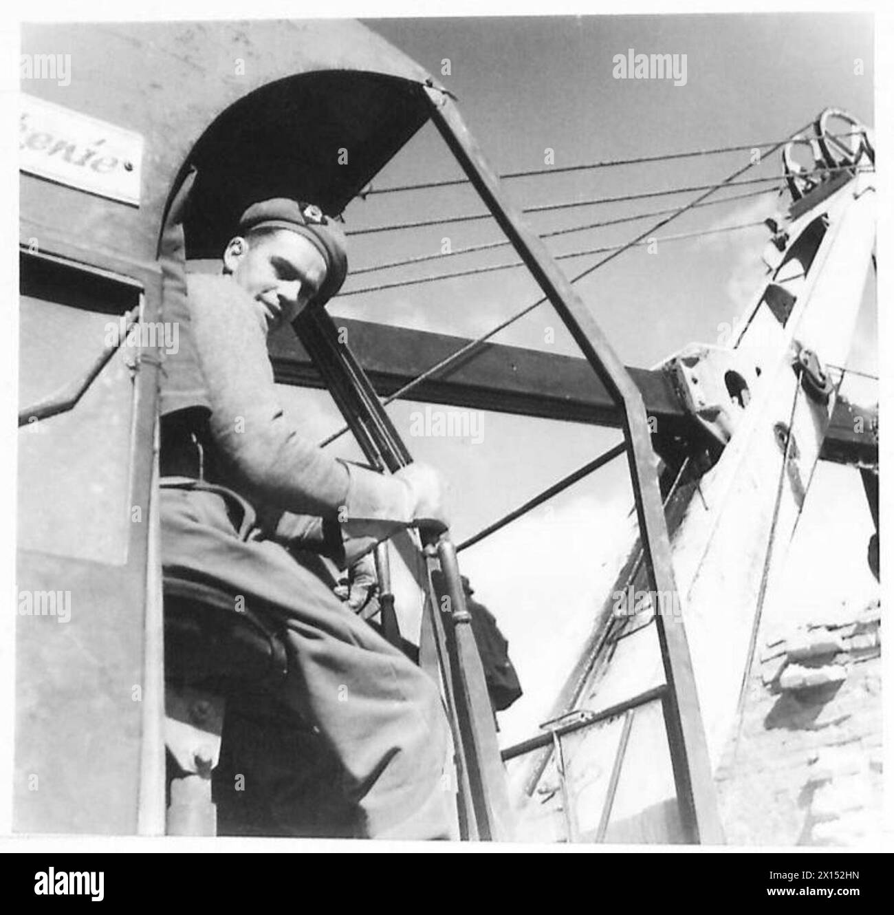 SPR Claude Lourie des ingénieurs néo-zélandais conduit une pelle mécanique pour la 27 Mechanical Equipment Company de la 8e armée. Banque D'Images