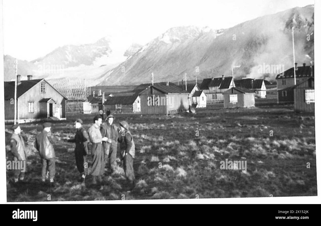 Des incendies sont visibles en arrière-plan lors d'un raid de l'armée britannique sur le Spitzberg. Banque D'Images