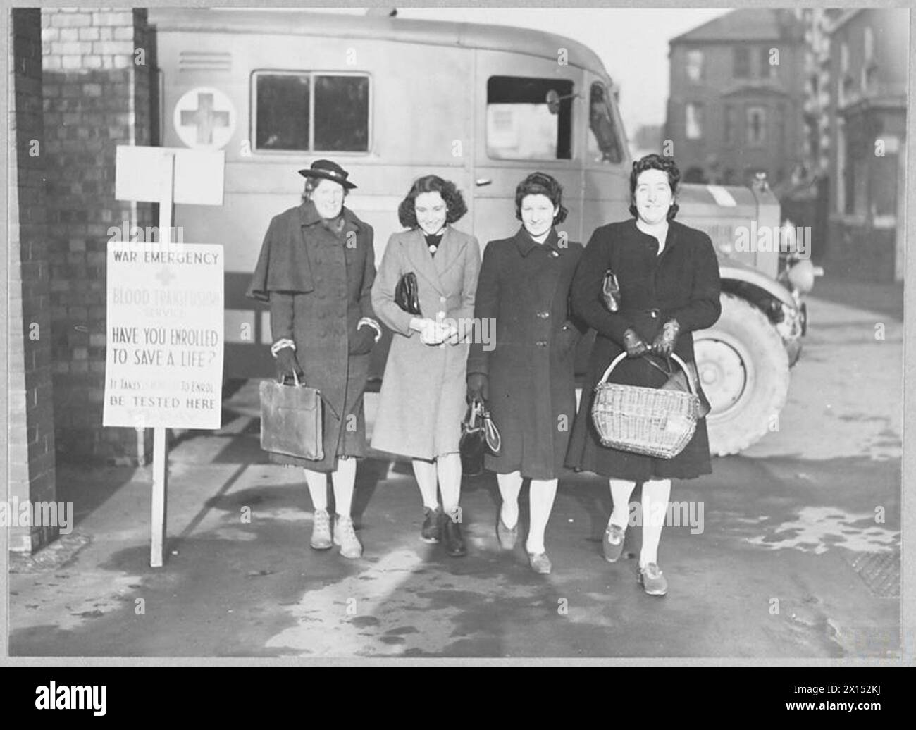 Le personnel de la RAF participe à un programme de don de sang pour soutenir les militaires et les opérations médicales. Banque D'Images