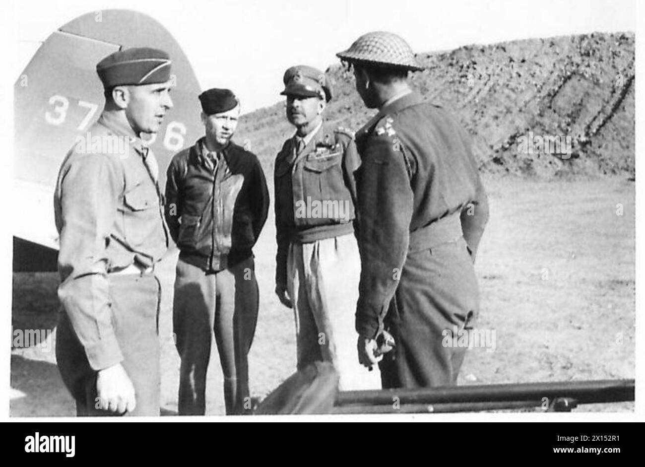 Le général Alexander consulte les officiers sur la piste d'atterrissage de la tête de pont d'Anzio avant de partir, pendant les opérations de l'armée britannique. Banque D'Images