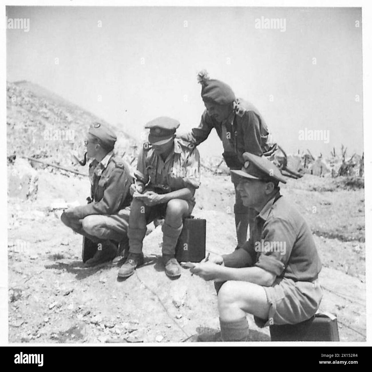 Les correspondants de la première guerre, dont John Redfern, Arthur Helliwell, le capitaine Michael Davis et Graham Beamish, entrez dans Cassino après les opérations de l'armée britannique. Banque D'Images