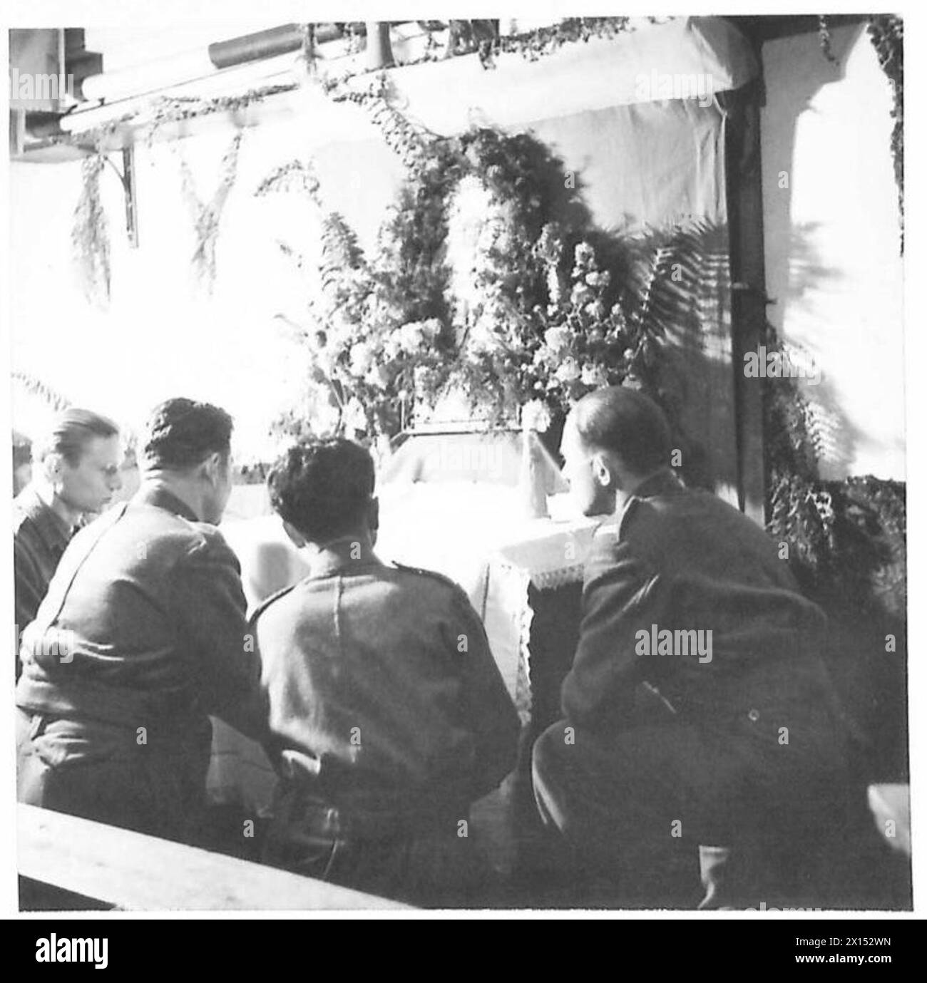 Les troupes de la 1re brigade polonaise de fusiliers prient dans une chapelle de fortune à Cupar, en Écosse, illustrant leur vie domestique et sociale pendant leur service en Grande-Bretagne entre 1940 et 1947. Banque D'Images