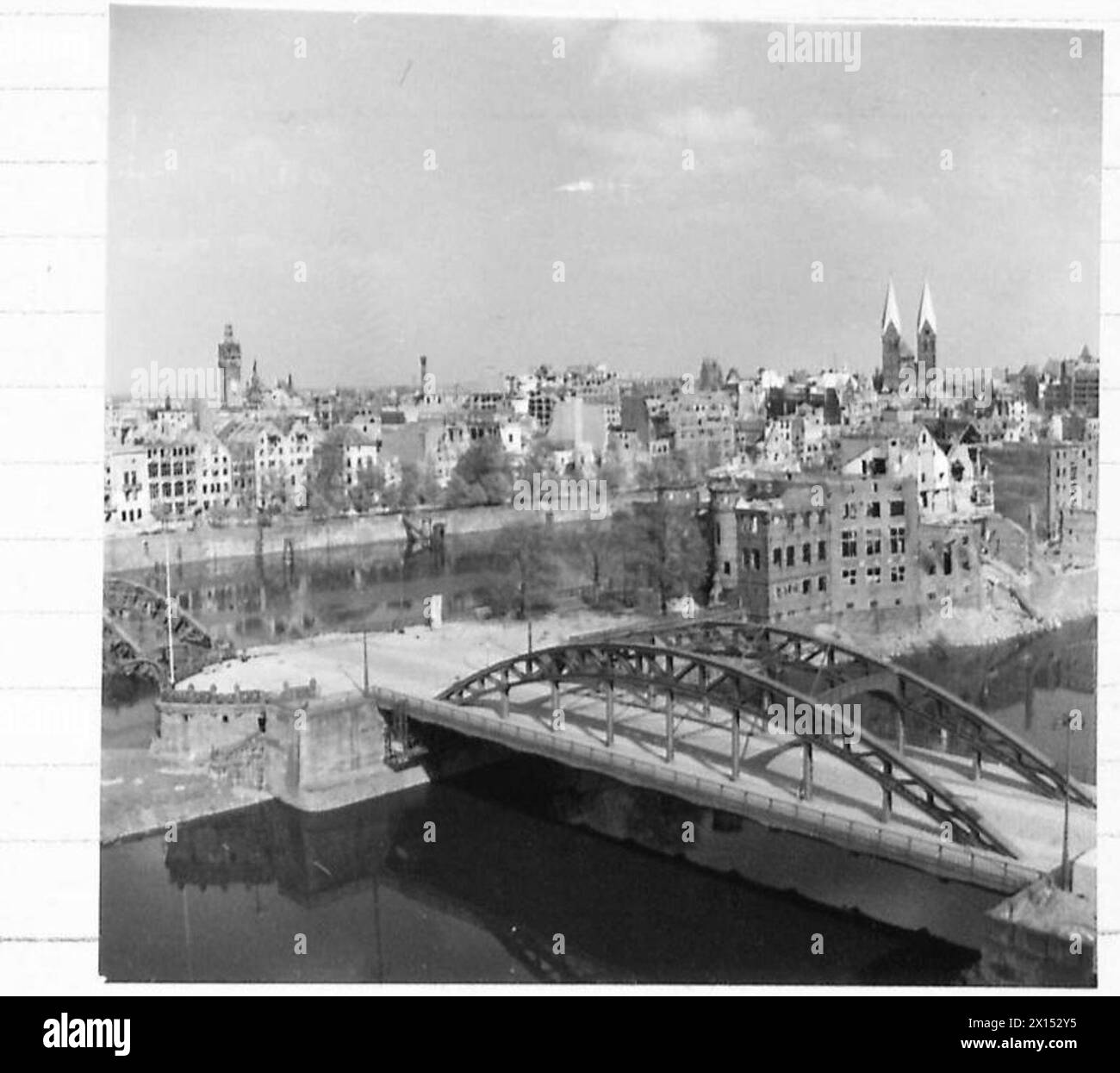 Une vue panoramique montre la ville en ruine de Brême après la capture pendant les opérations de guerre. Banque D'Images