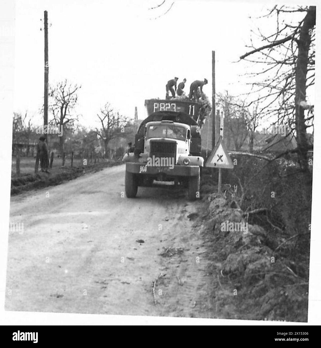 Les marins préparent et camouflent des engins pour la halte nocturne, British Army, 21st Army Group. Banque D'Images
