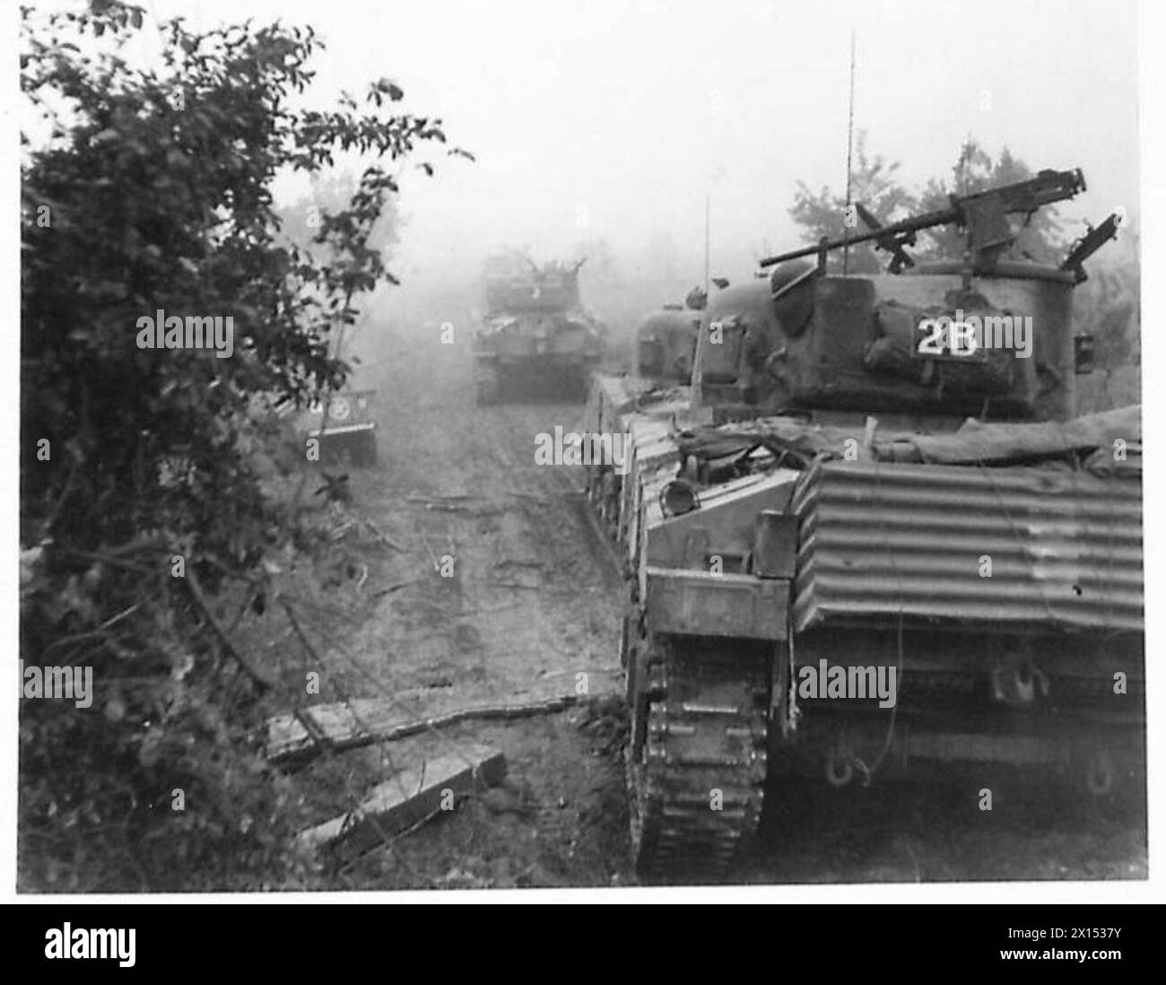 Les chars Sherman de la 8e armée attendent sur la piste menant à un pont Bailey sur la rivière Gari pendant l'assaut sur la ligne Gustav ; le pont est obscurci par la fumée pour dissimuler. Banque D'Images