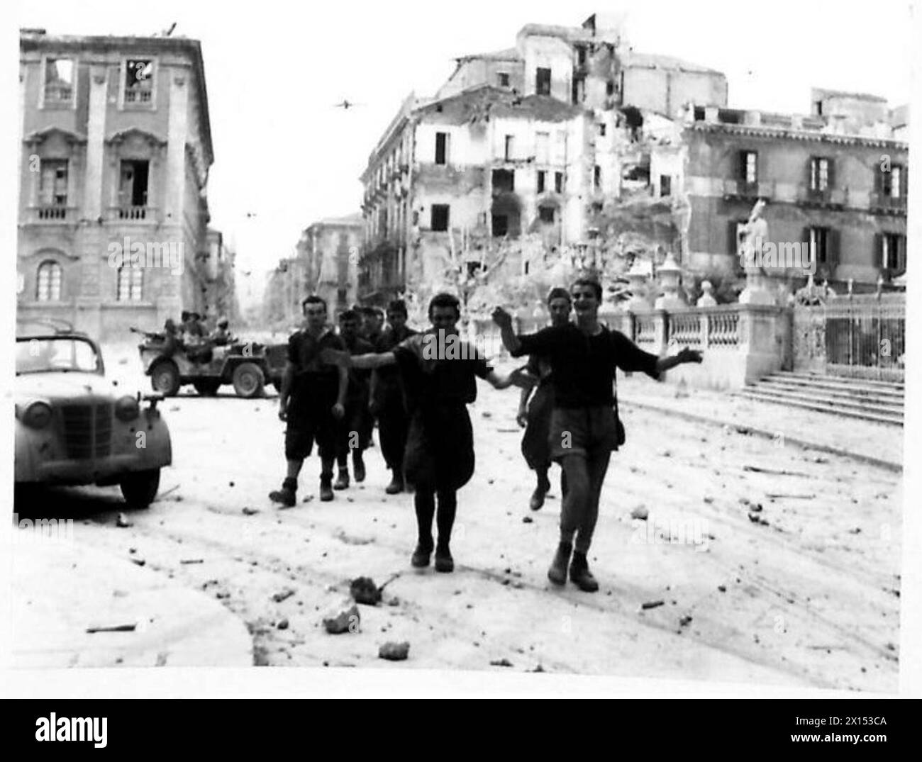 Les forces italiennes se rendent aux patrouilles britanniques après la chute de Catane lors d'opérations militaires en Sicile. Banque D'Images
