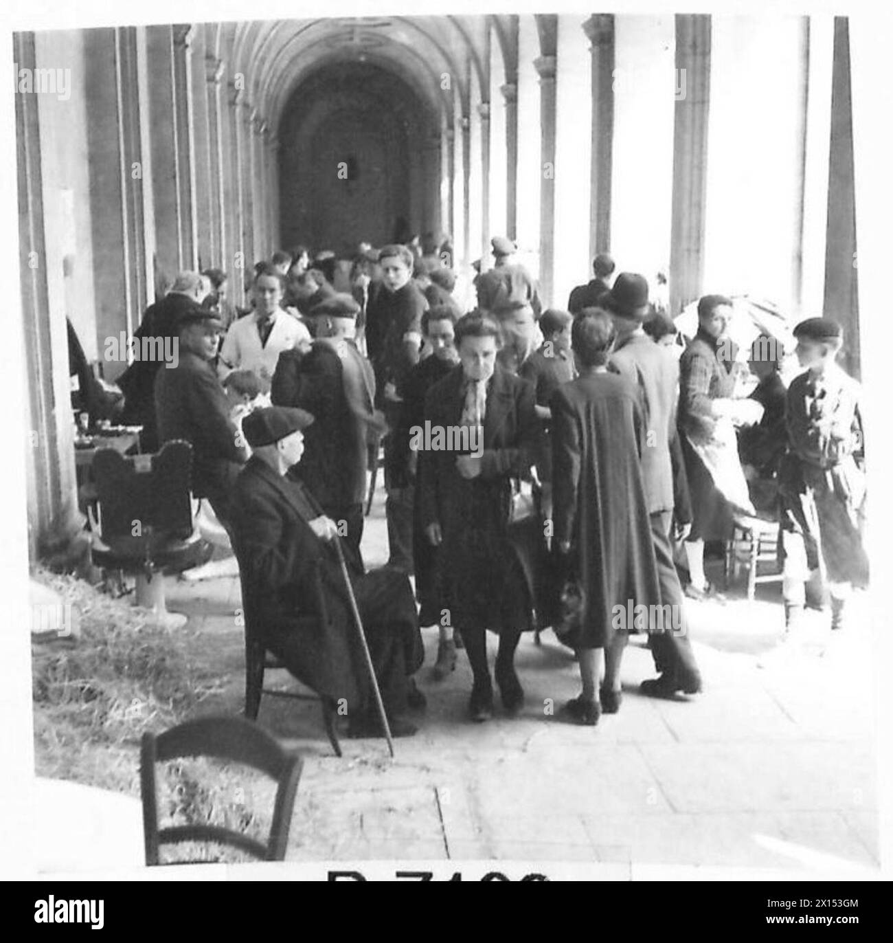 LES ABRIS DE LA CATHÉDRALE DE CAEN SANS-ABRI - dans le cloître de la cathédrale, les réfugiés font une promenade Armée britannique, 21ème groupe d'armées Banque D'Images