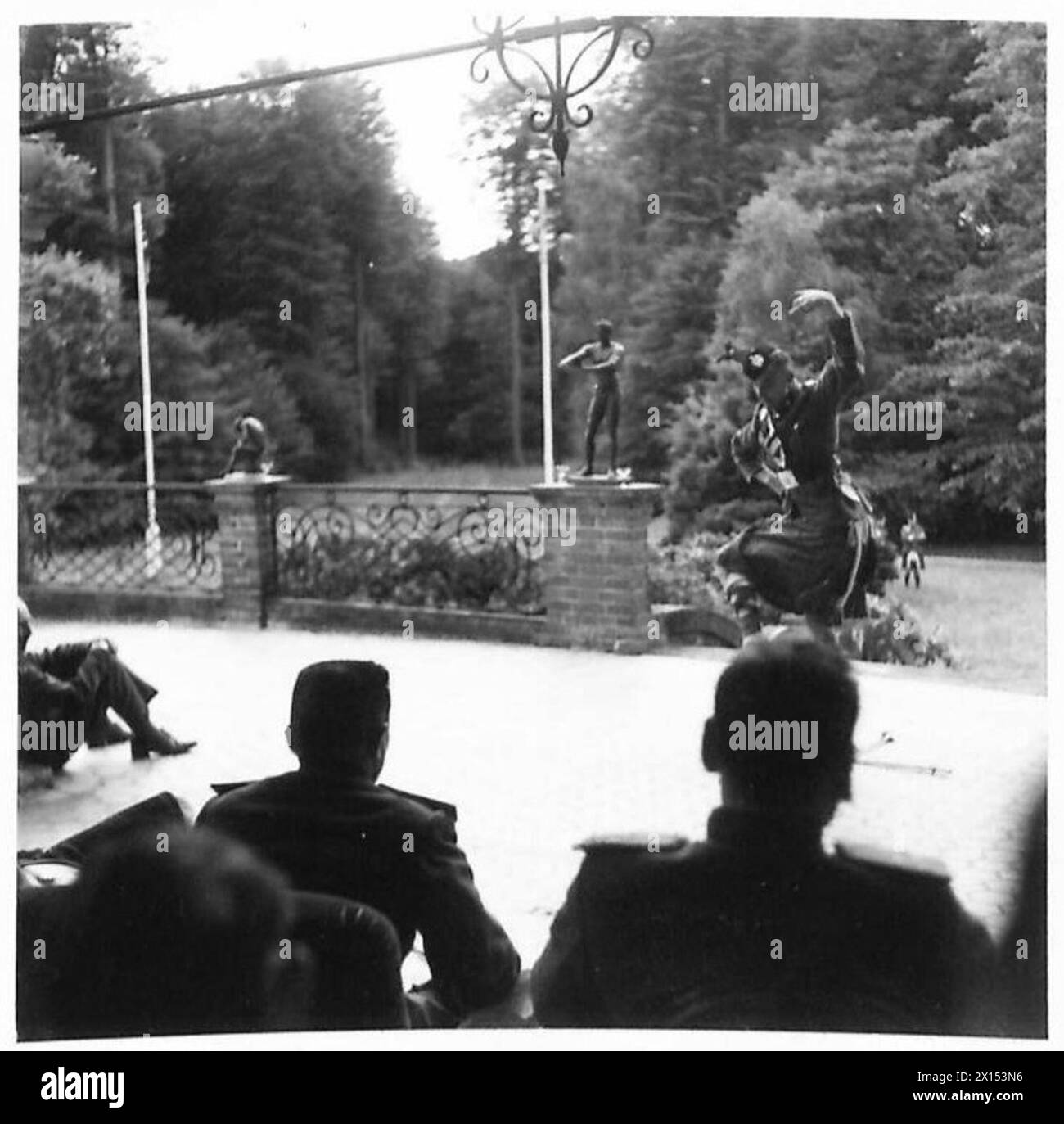 Le major-général Barber accueille des généraux russes qui regardent une danse à l'épée écossaise exécutée par le Pipe-major J. Turnbull de la 15e division écossaise de l'armée britannique. Banque D'Images